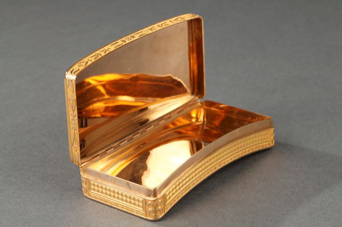 Curved gold snuff-box | MasterArt